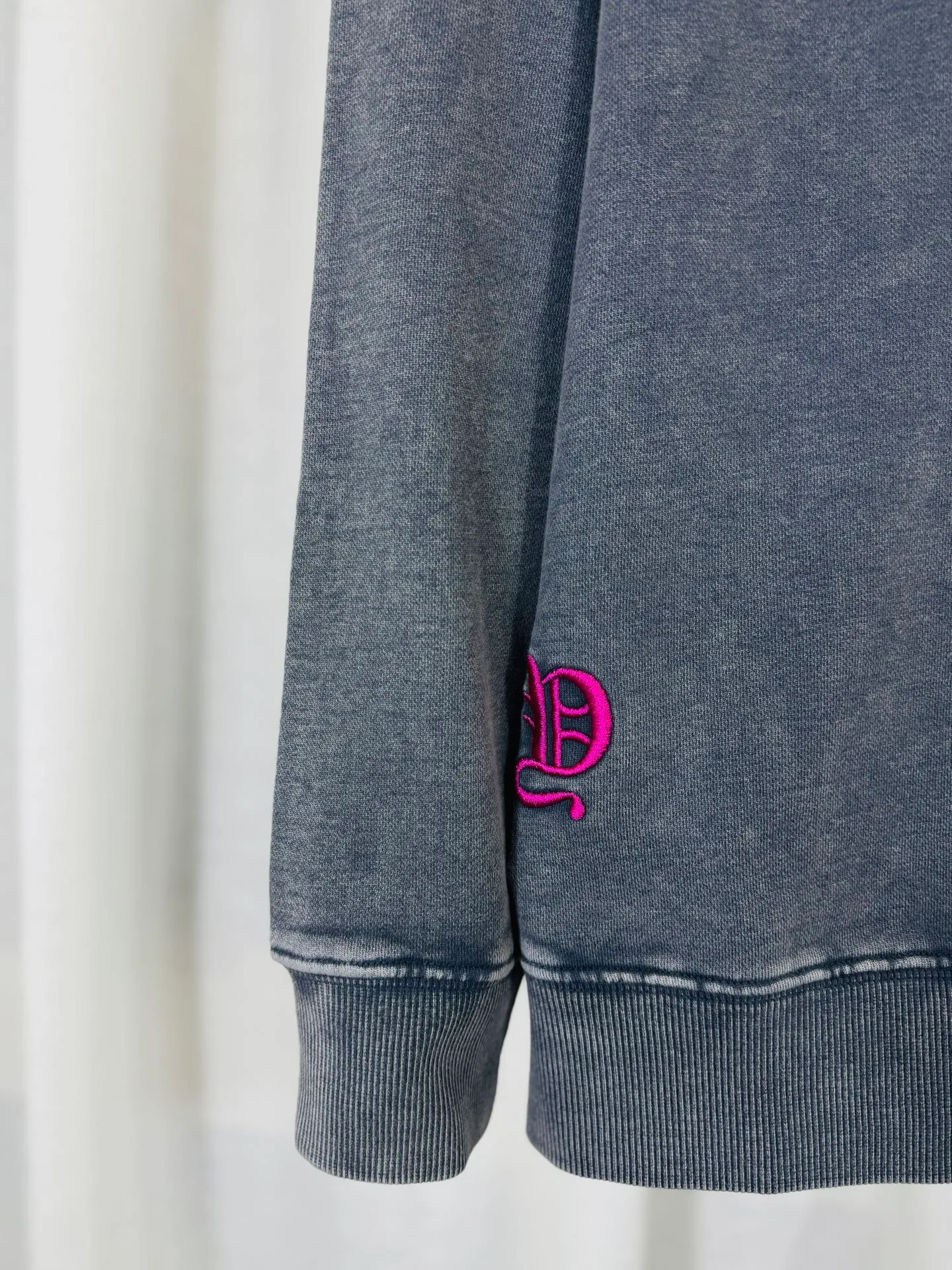 P280 top version, real shot without P, ​​different from market currency) 𝗖𝗵𝗿𝗼𝗺𝗲 𝗛𝗲𝗮𝗿𝘁𝘀/Cro Heart 2025 washed patch embroidery autumn and winter new original single counter American laser burnt 3D three-dimensional patch embroidery couple casual sweatshirt 👑The highest version! Customized fabric 430g tripe terry fabric! American acid-washed and distressed original fabric laser burnt ✟appliqué embroidery and exquisite embroidery of letters! The best-selling model in the counter, very comfortable to wear. Accessories: original molded and authenticated collar label➕100% silk wash label. Genuine purchase-grade original hangtag➕matching hanging rope➕3D hanging beads➕original packaging bag. Craftsmanship: The original version has consistent wiring! The highest version of the armhole matching technique! Color: Gray Black Size: S M L XL Style No.: 9325